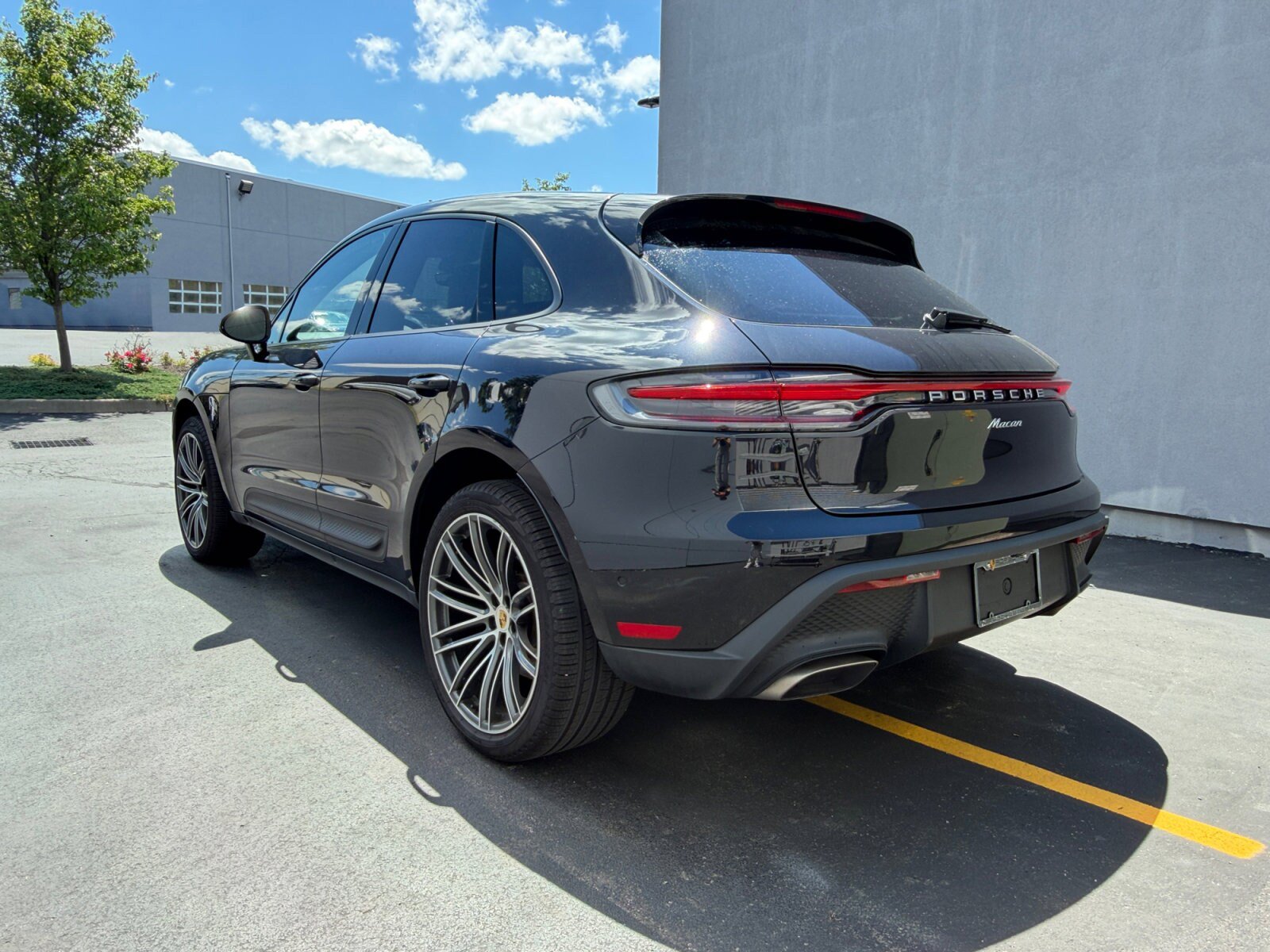 Used 2025 Porsche Macan AWD/4WD image 3