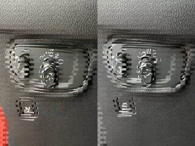 Used 2023 GMC Terrain SLE w/ Driver Convenience Package image 25