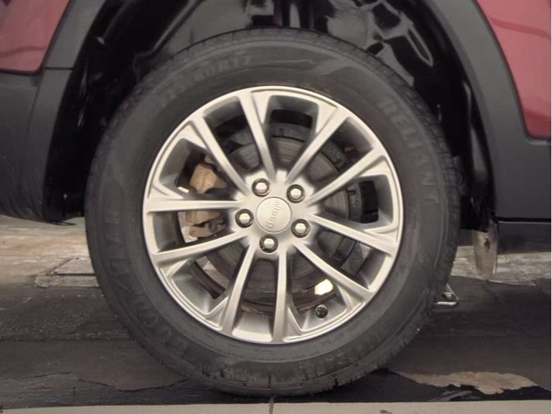 Used 2019 Jeep Cherokee Latitude Plus FWD image 26