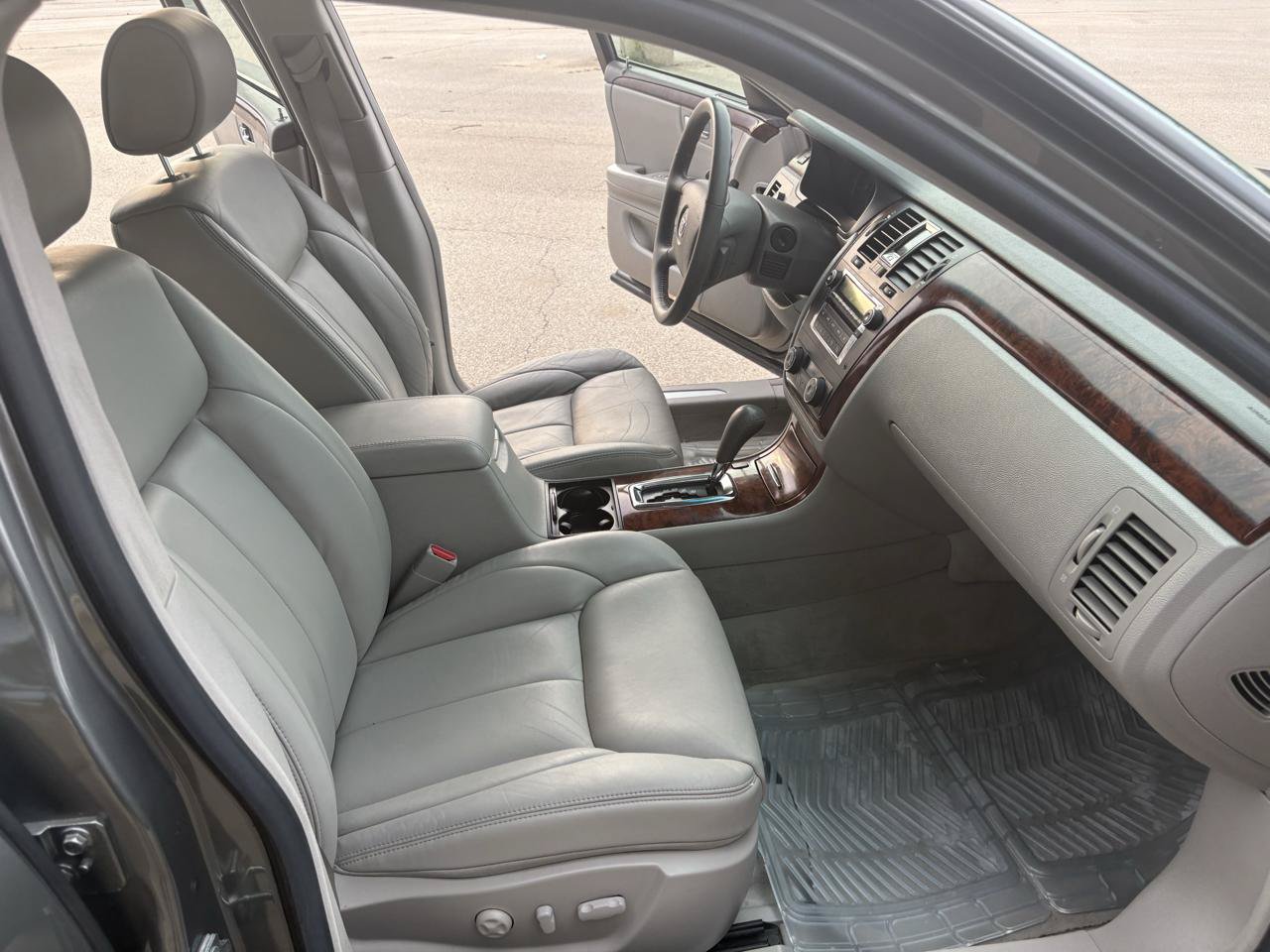 Used 2006 Cadillac DTS FWD image 34