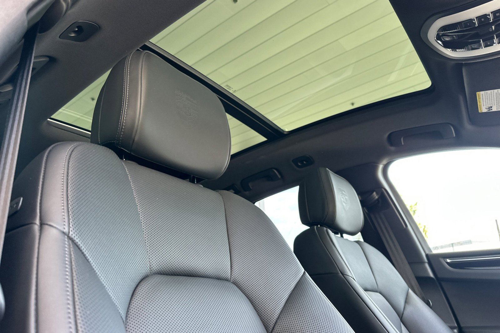 Certified 2022 Porsche Macan AWD/4WD image 17