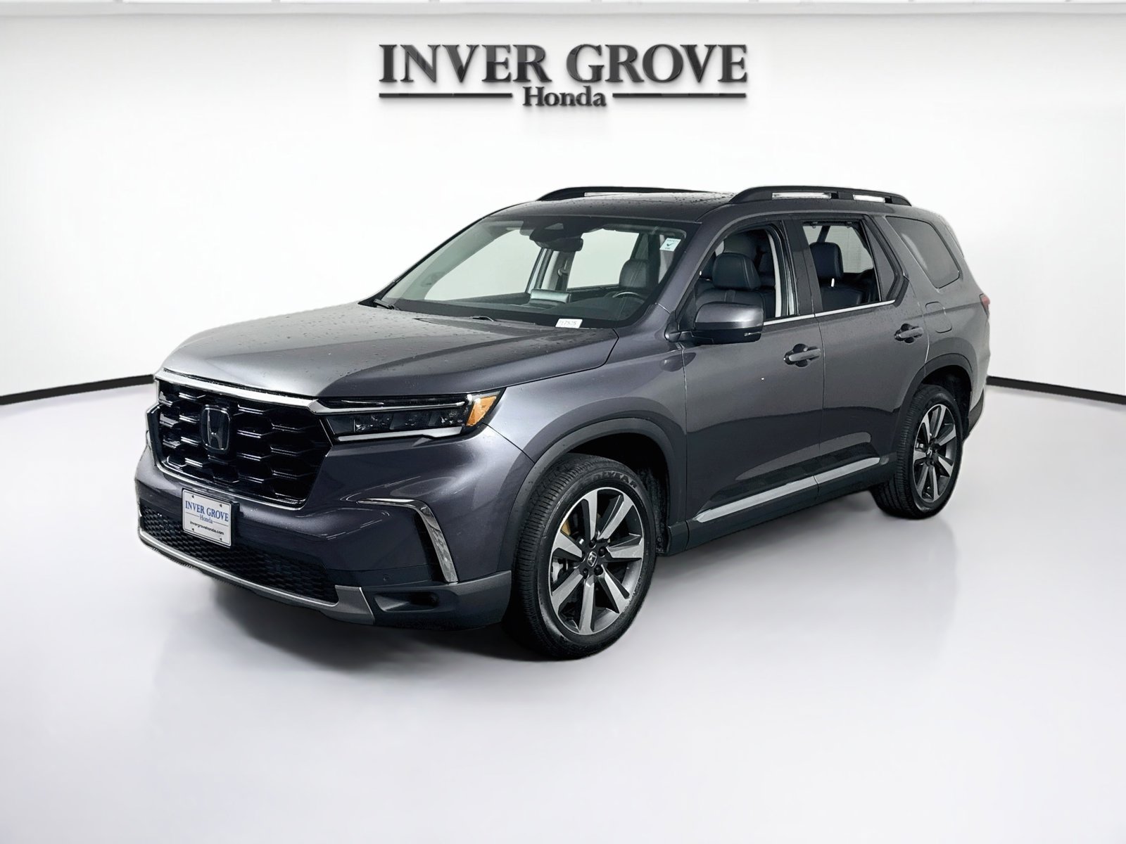 Used 2024 Honda Pilot Touring image 1