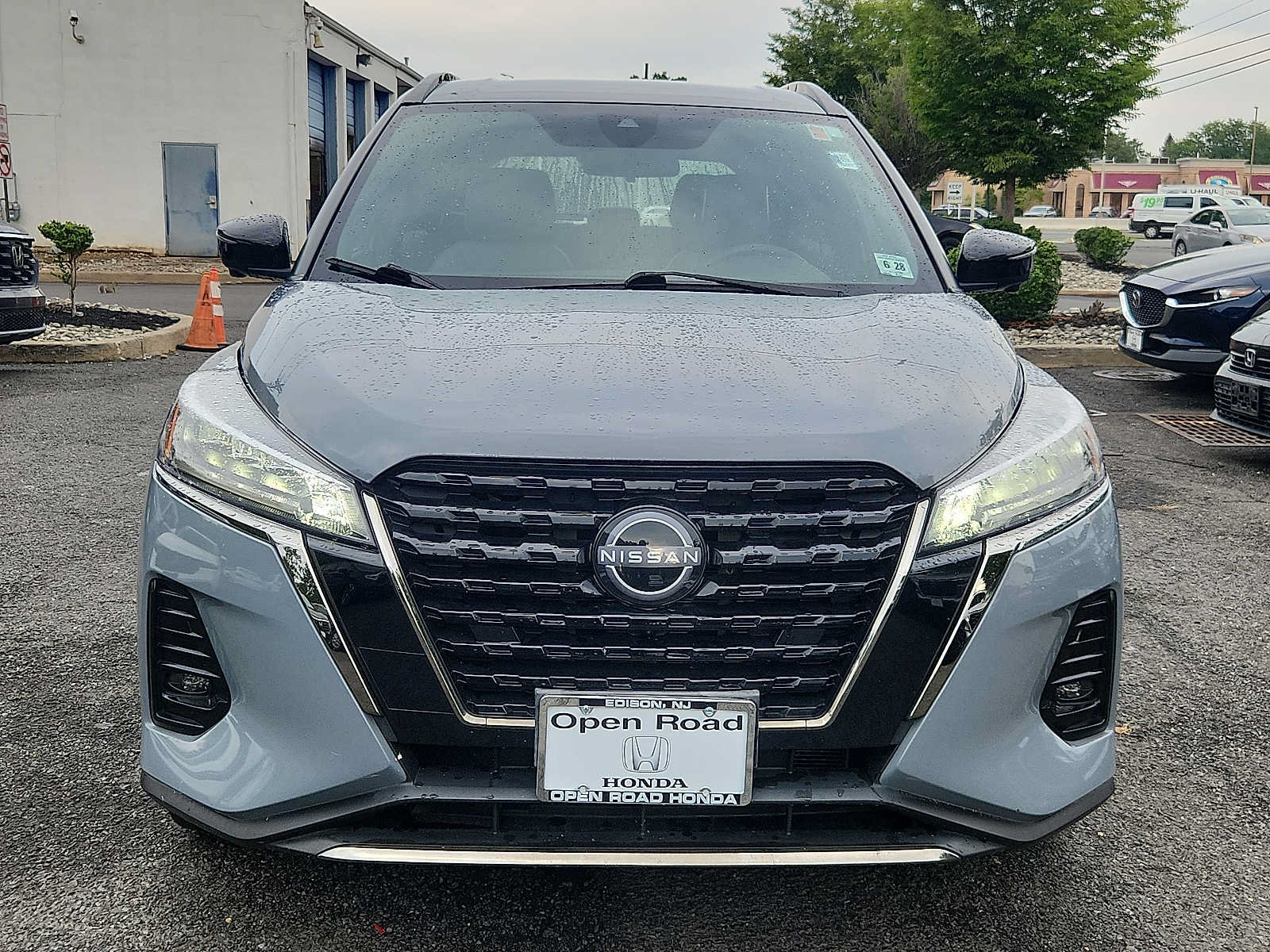 Used 2023 Nissan Kicks SR w/ SR Premium Package FWD image 2