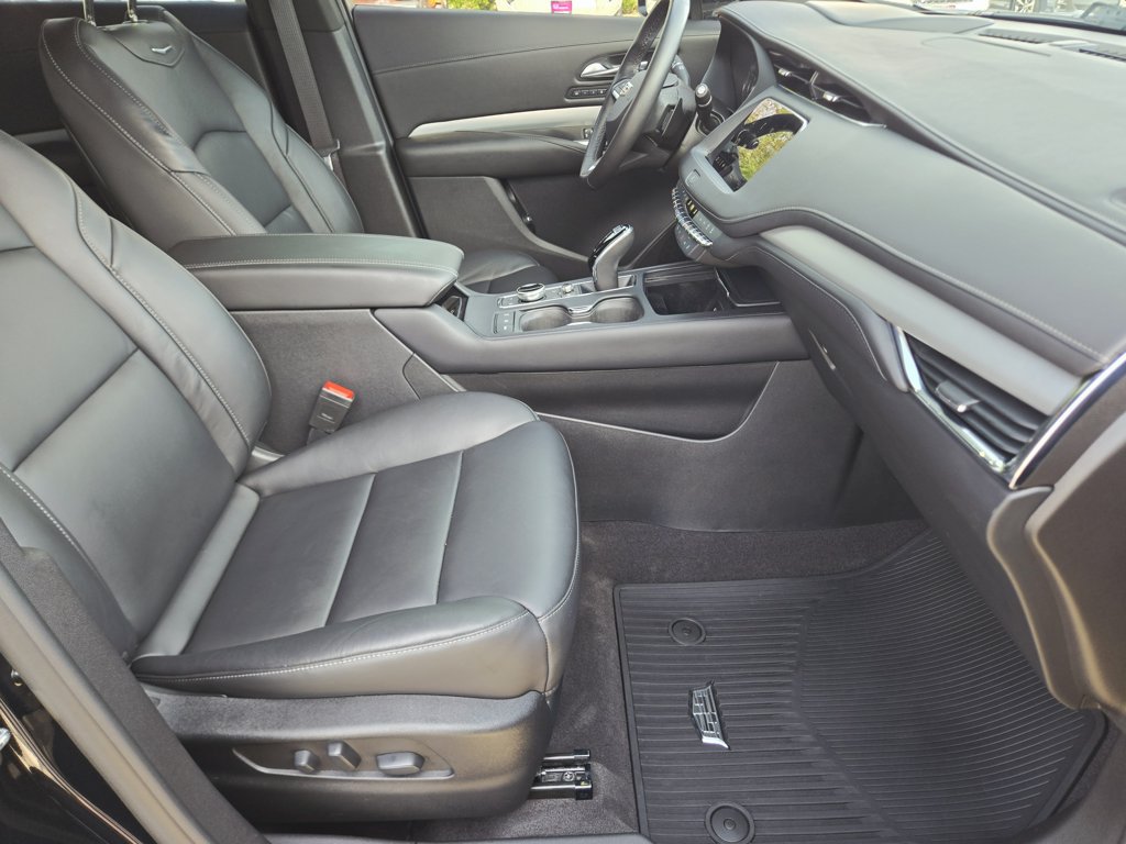 Used 2023 Cadillac XT4 Premium Luxury w/ Technology Package FWD image 14