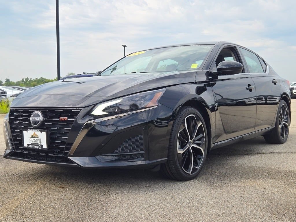 Used 2024 Nissan Altima 2.5 SR w/ SR Premium Package FWD image 4