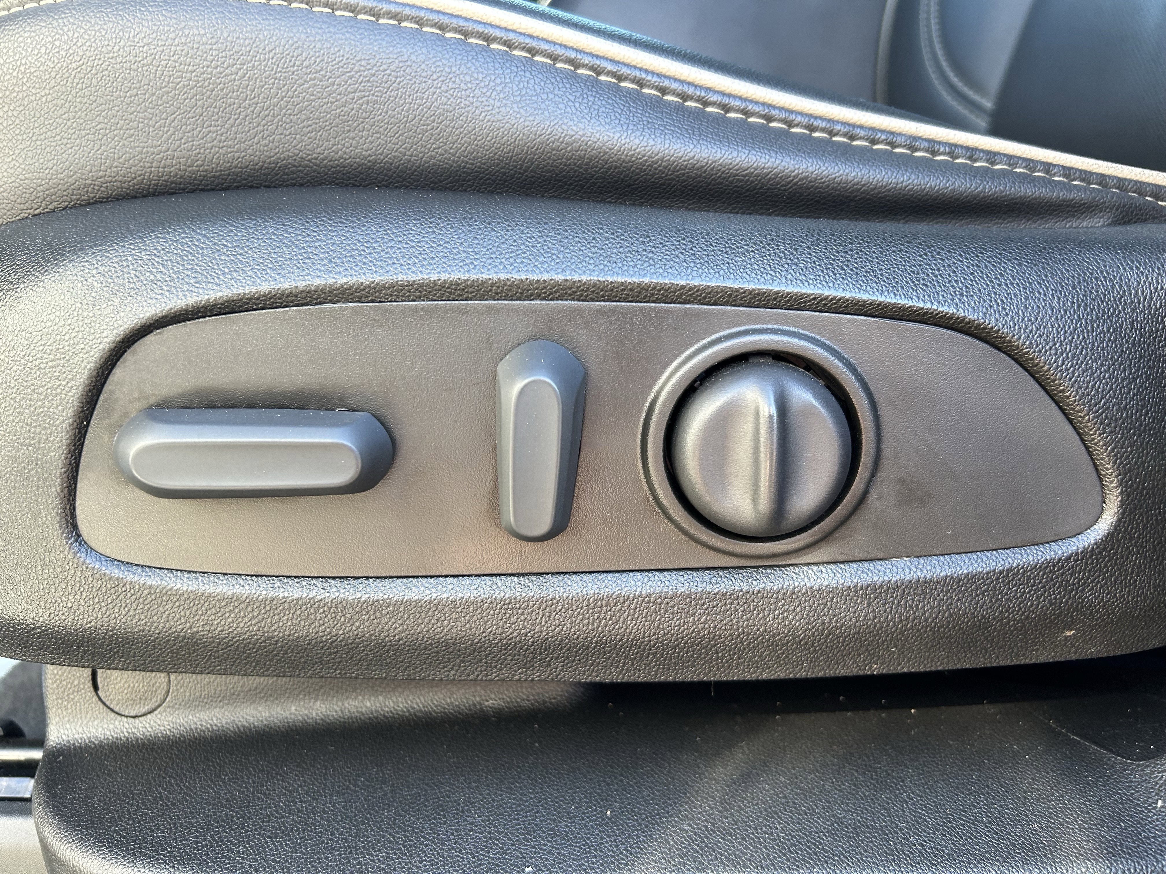 Used 2023 Chevrolet Traverse Premier image 14