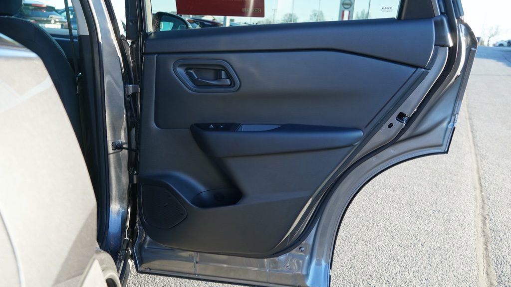 Used 2025 Nissan Rogue S image 19