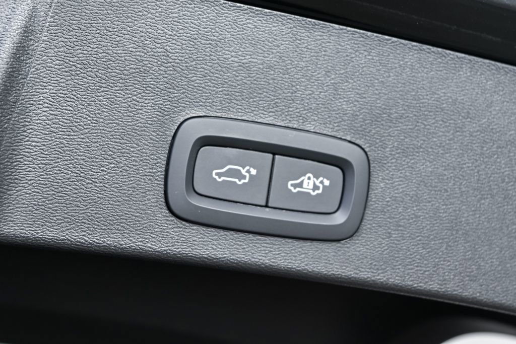 Certified 2025 Volvo XC40 B5 Plus image 32