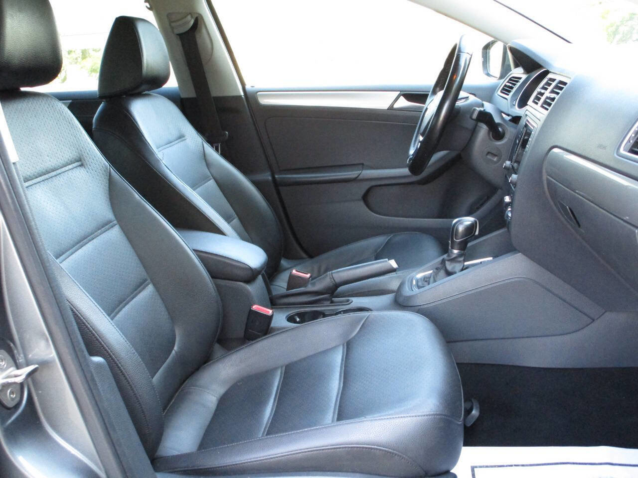 Used 2017 Volkswagen Jetta SE FWD image 9