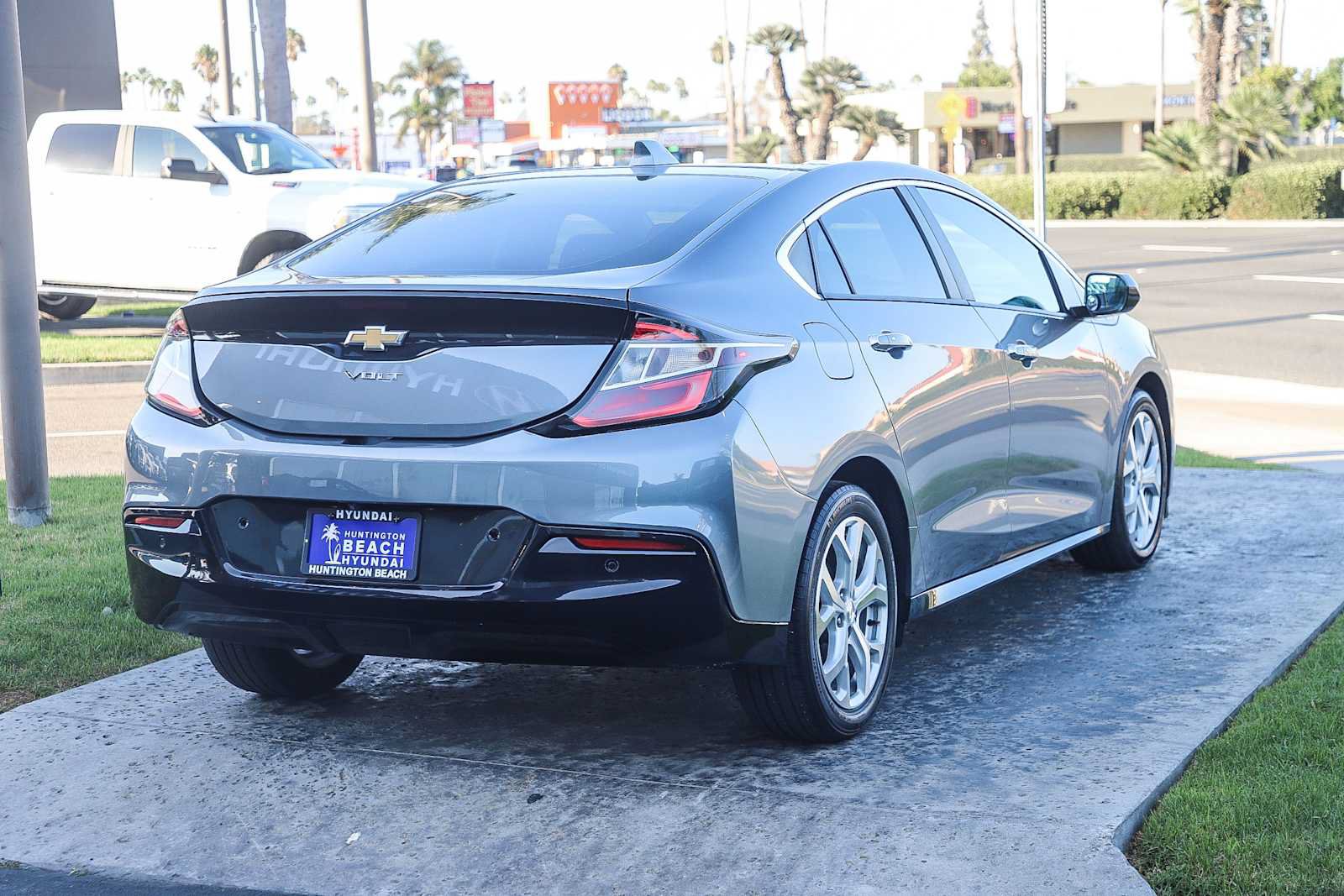 Used 2018 Chevrolet Volt Premier w/ Driver Confidence Package FWD image 6