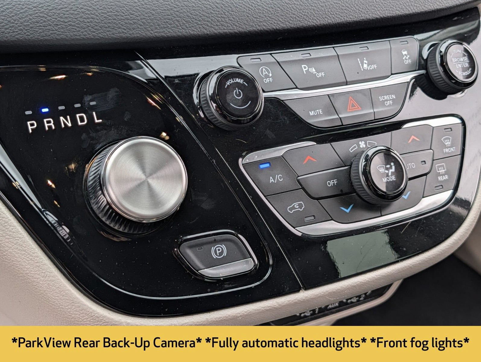 Used 2023 Chrysler Pacifica Touring-L FWD image 7