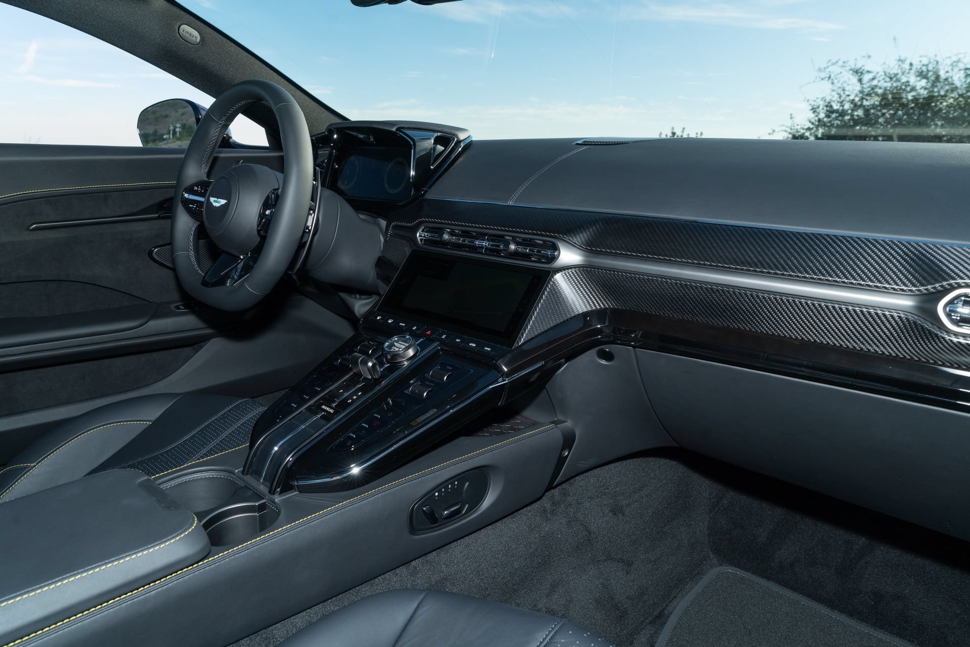 Used 2025 Aston Martin V8 Vantage Coupe RWD image 15