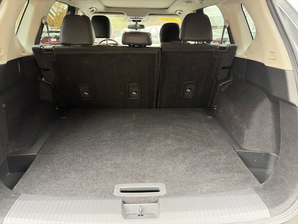 Used 2023 Nissan Rogue SV w/ SV Premium B Package image 10