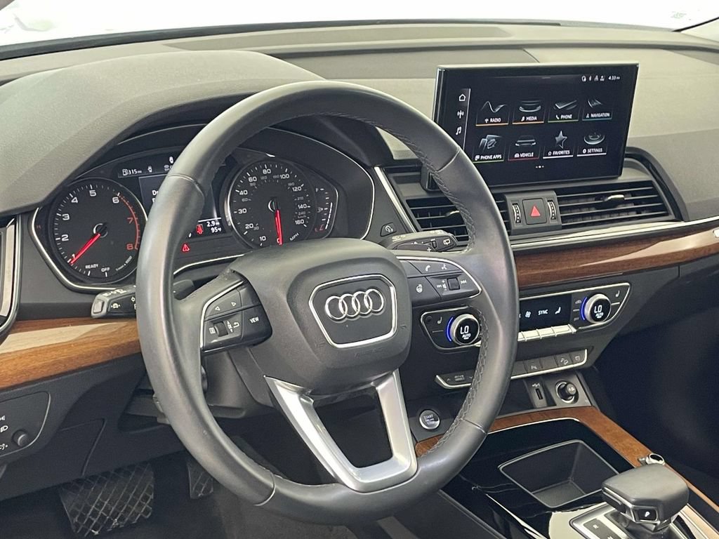 Used 2023 Audi Q5 2.0T Premium w/ Convenience Package AWD/4WD image 4