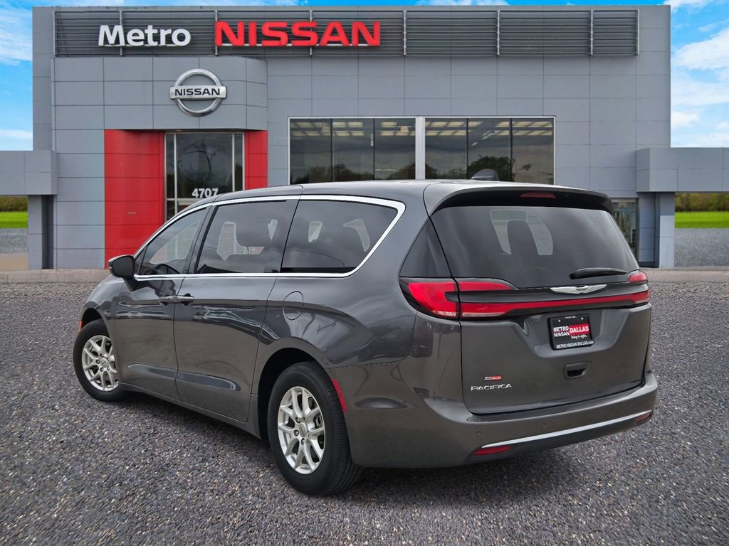 Used 2023 Chrysler Pacifica Touring-L image 4