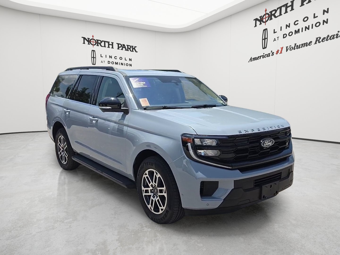 Used 2025 Ford Expedition Active RWD image 7