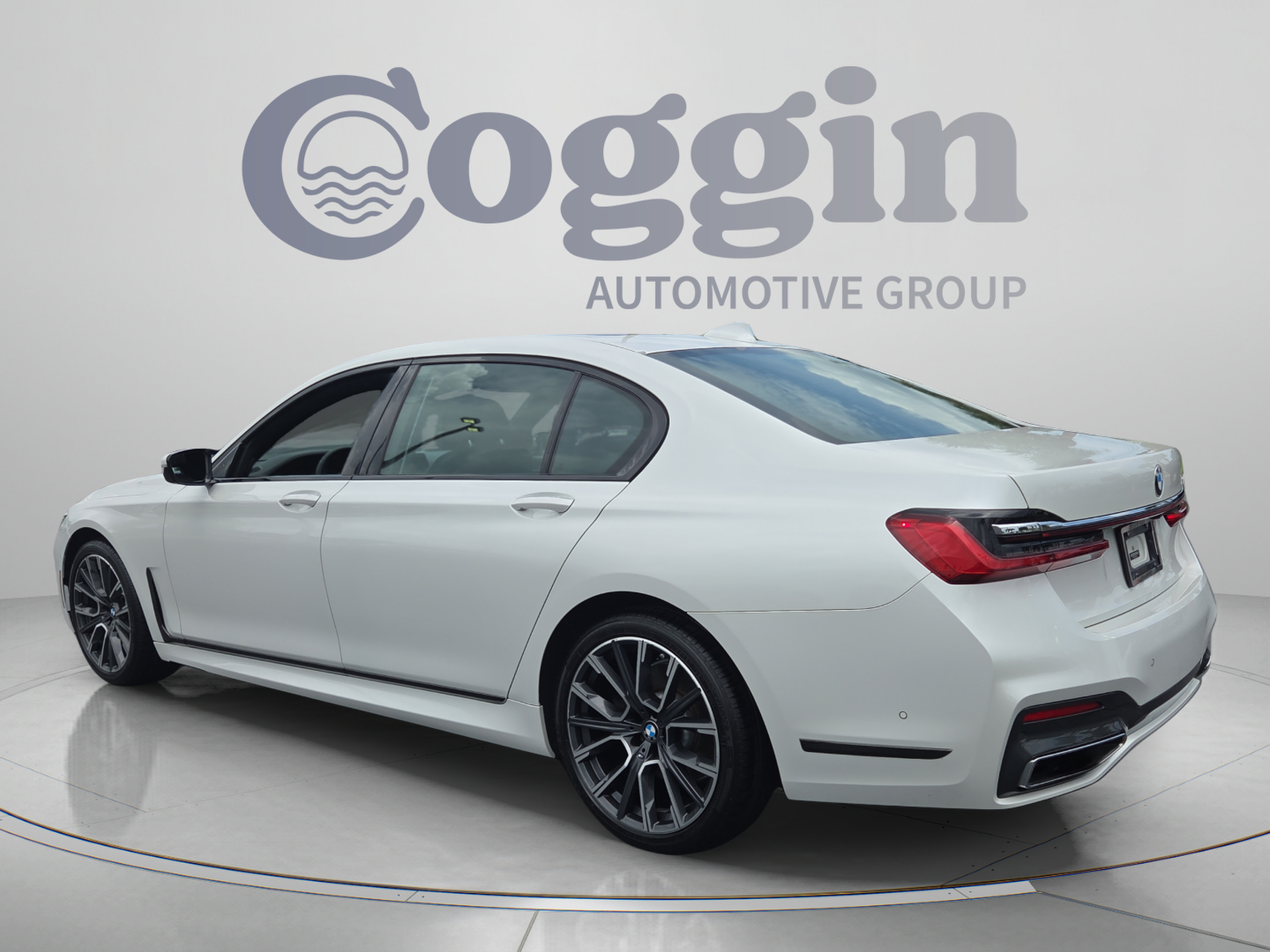 Used 2020 BMW 740i w/ M Sport Package RWD image 3