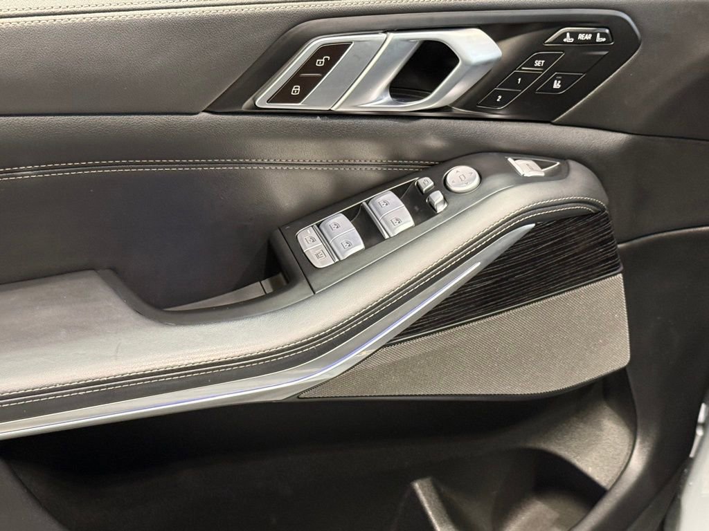 Used 2025 BMW X7 M60i image 15