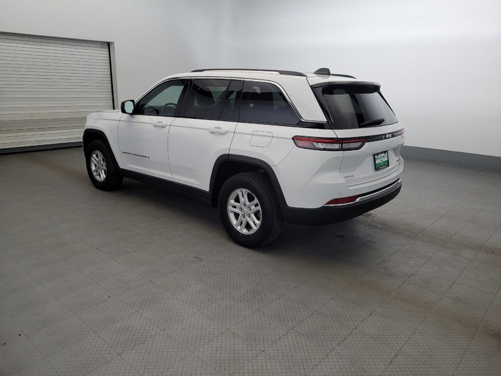 Used 2023 Jeep Grand Cherokee Laredo w/ Luxury Tech Group I AWD/4WD image 3