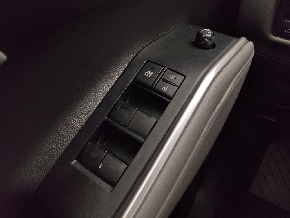 Used 2021 Toyota Highlander XLE image 27