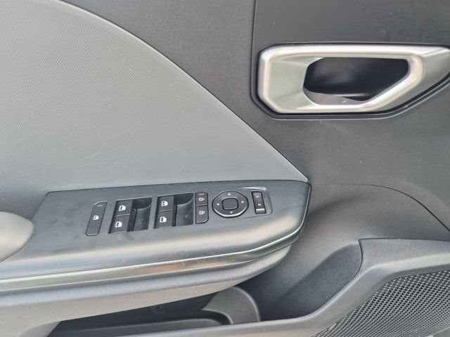 Used 2025 Kia K4 FWD image 13