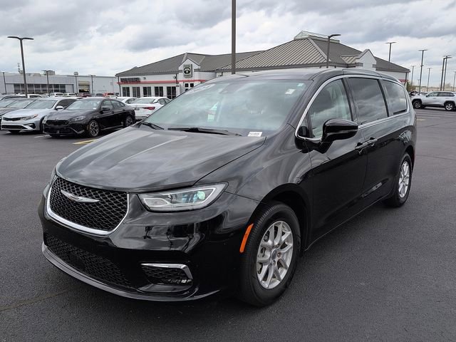 Used 2024 Chrysler Pacifica Touring-L image 3