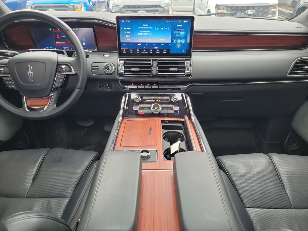 Used 2024 Lincoln Navigator L Reserve image 11