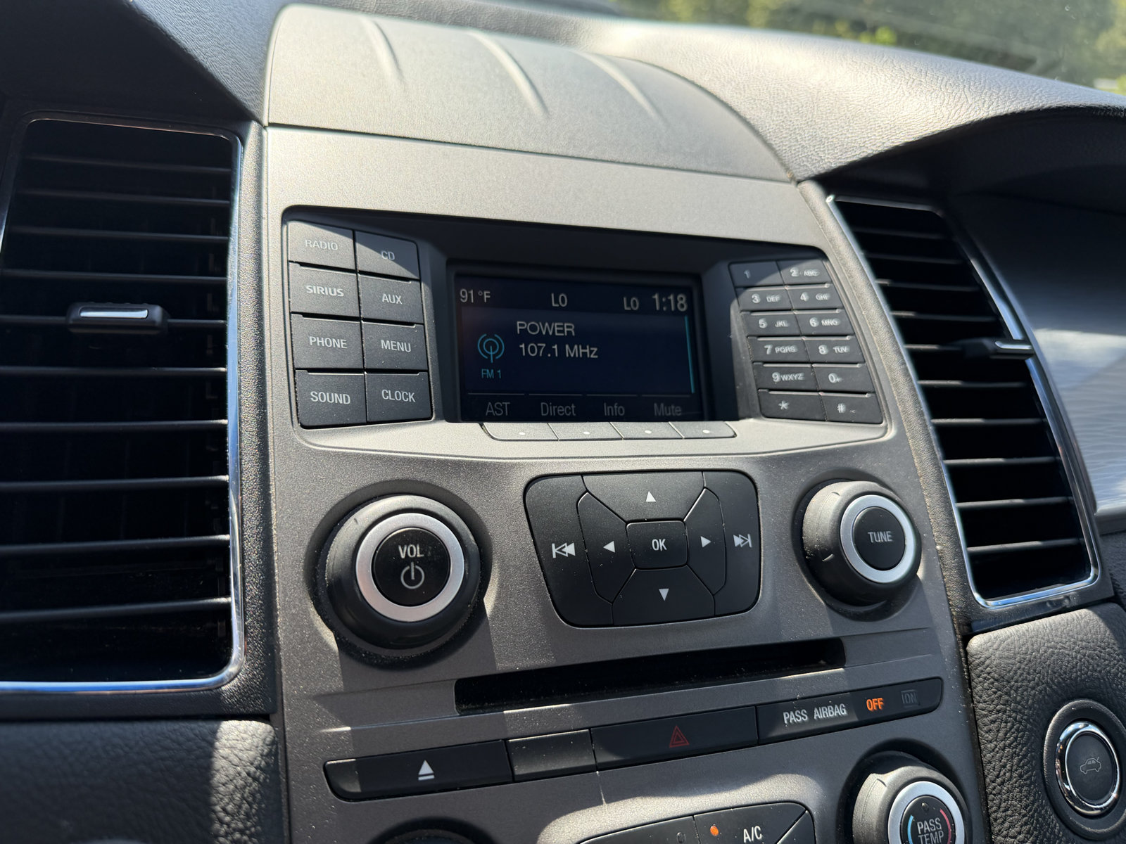 Used 2018 Ford Taurus SEL FWD image 27