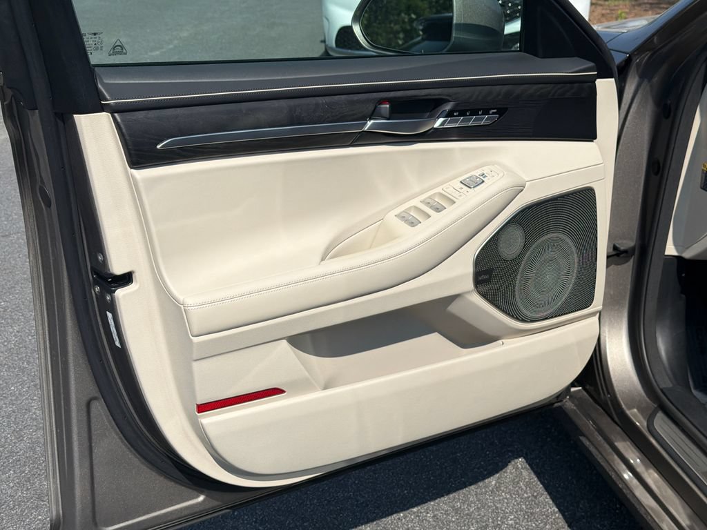 Used 2022 Genesis G90 3.3T Premium RWD image 12
