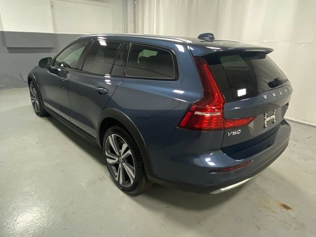 Certified 2025 Volvo V60 B5 Cross Country Plus AWD/4WD image 2