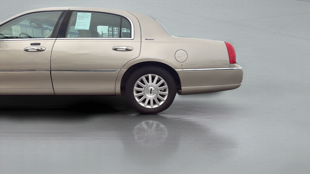 Used 2004 Lincoln Town Car Signature RWD image 11