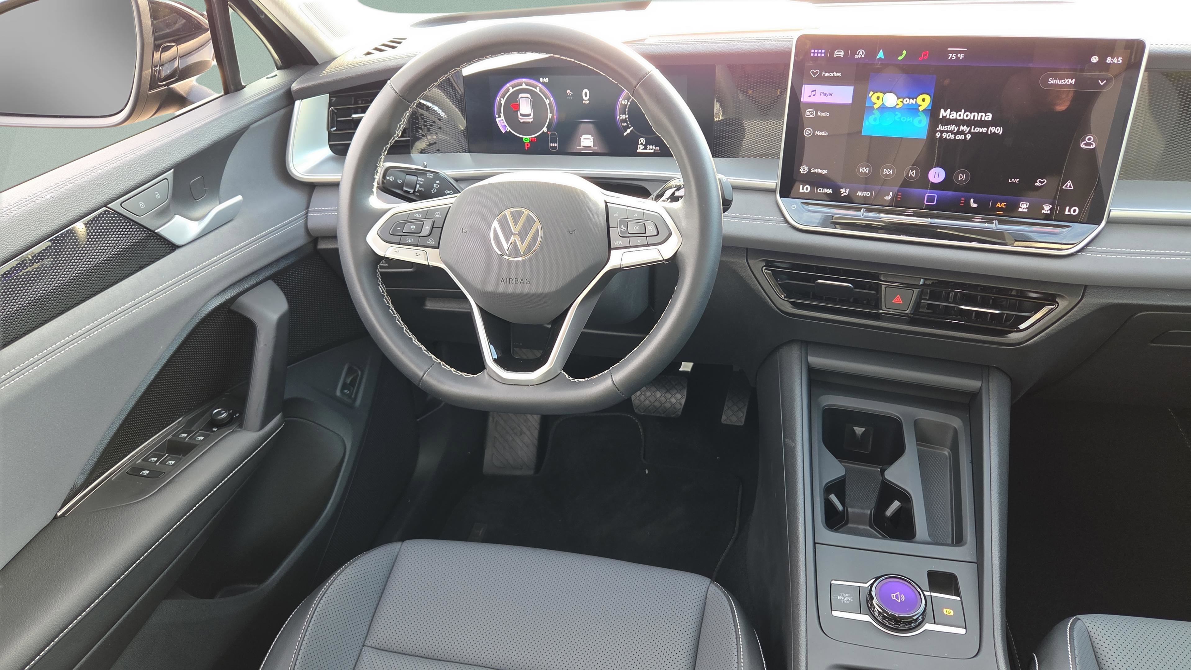 Used 2025 Volkswagen Tiguan SE FWD image 12