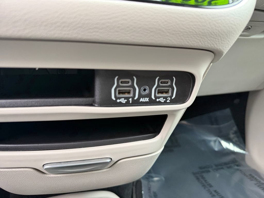 Used 2024 Chrysler Pacifica Touring-L FWD image 27