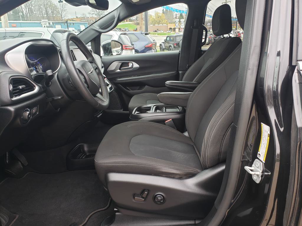 Used 2022 Chrysler Pacifica Touring image 10