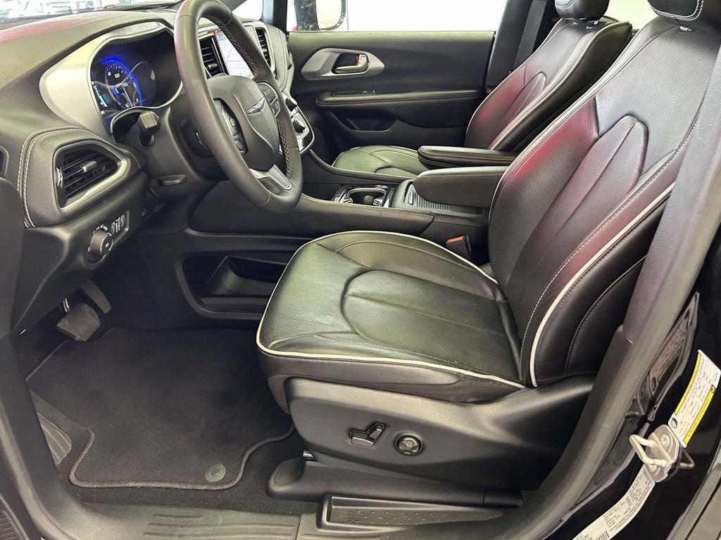 Used 2026 Chrysler Pacifica Limited FWD image 16