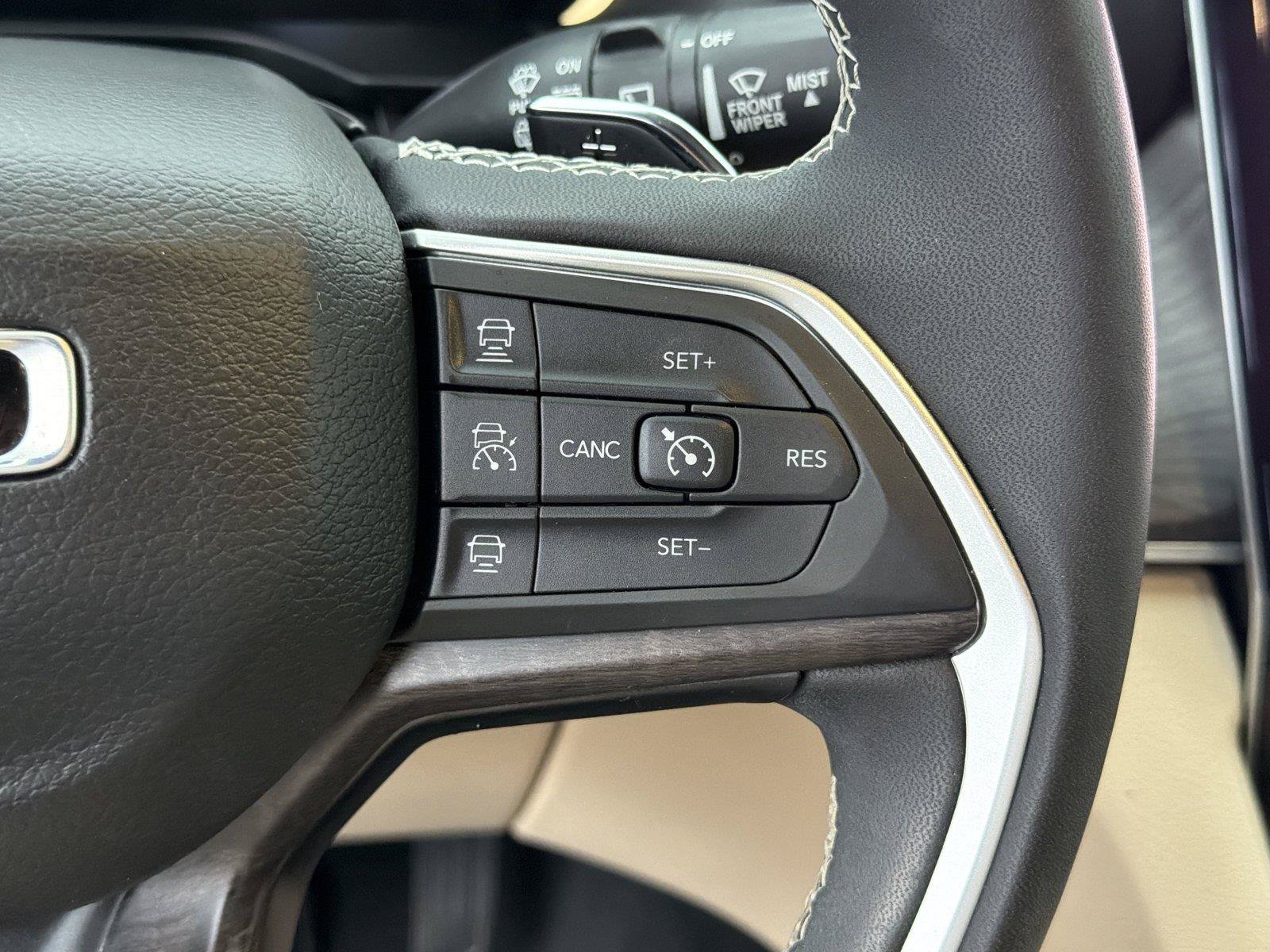 Used 2025 Jeep Grand Cherokee Limited AWD/4WD image 26