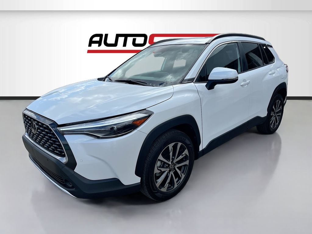 Used 2023 Toyota Corolla Cross XLE w/ Convenience Package FWD image 3