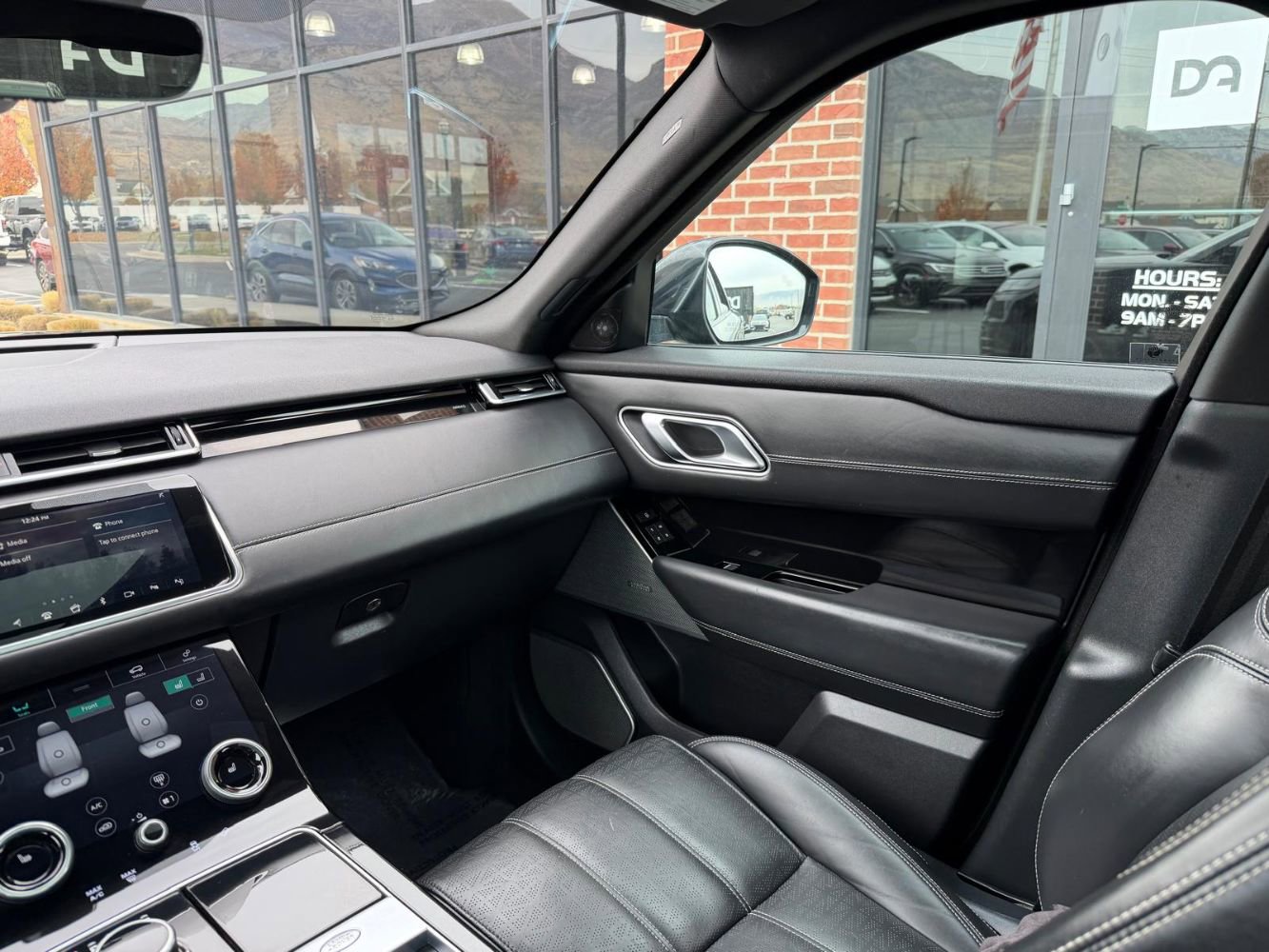 Used 2018 Land Rover Range Rover Velar R-Dynamic HSE image 21