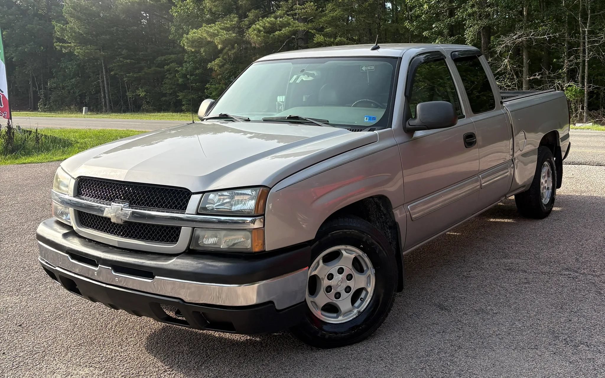 Used 2004 Chevrolet Silverado 1500 LT w/ Light Duty Power Package RWD image 2