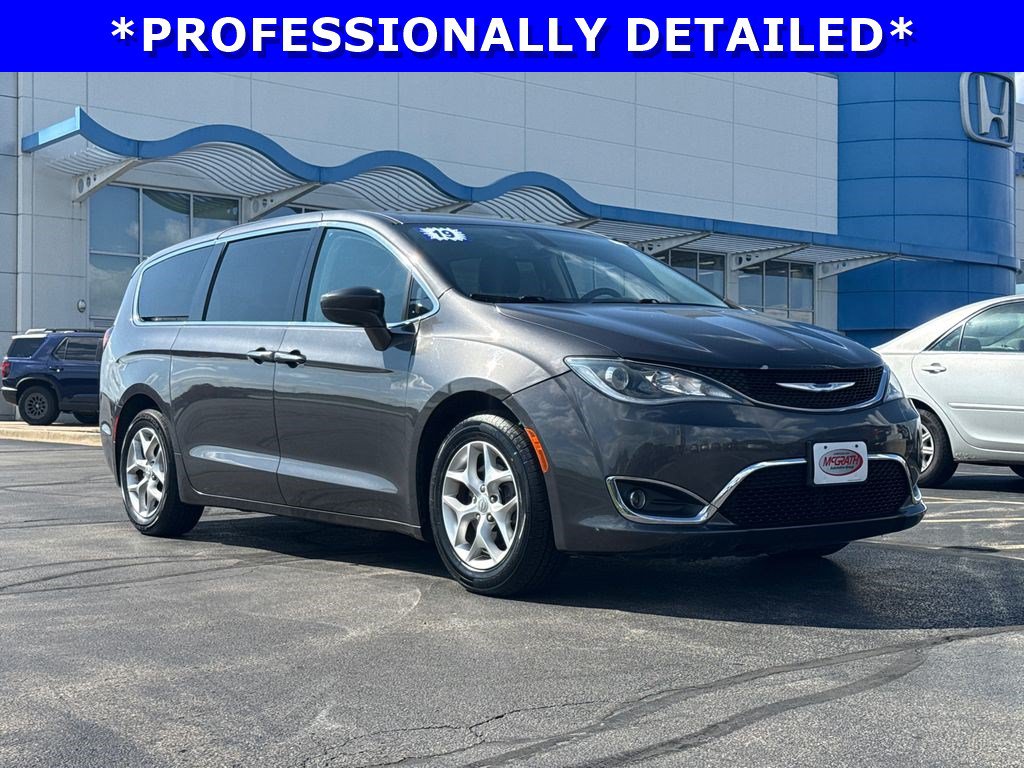Used 2019 Chrysler Pacifica Touring Plus w/ Tire & Wheel Group FWD image 3