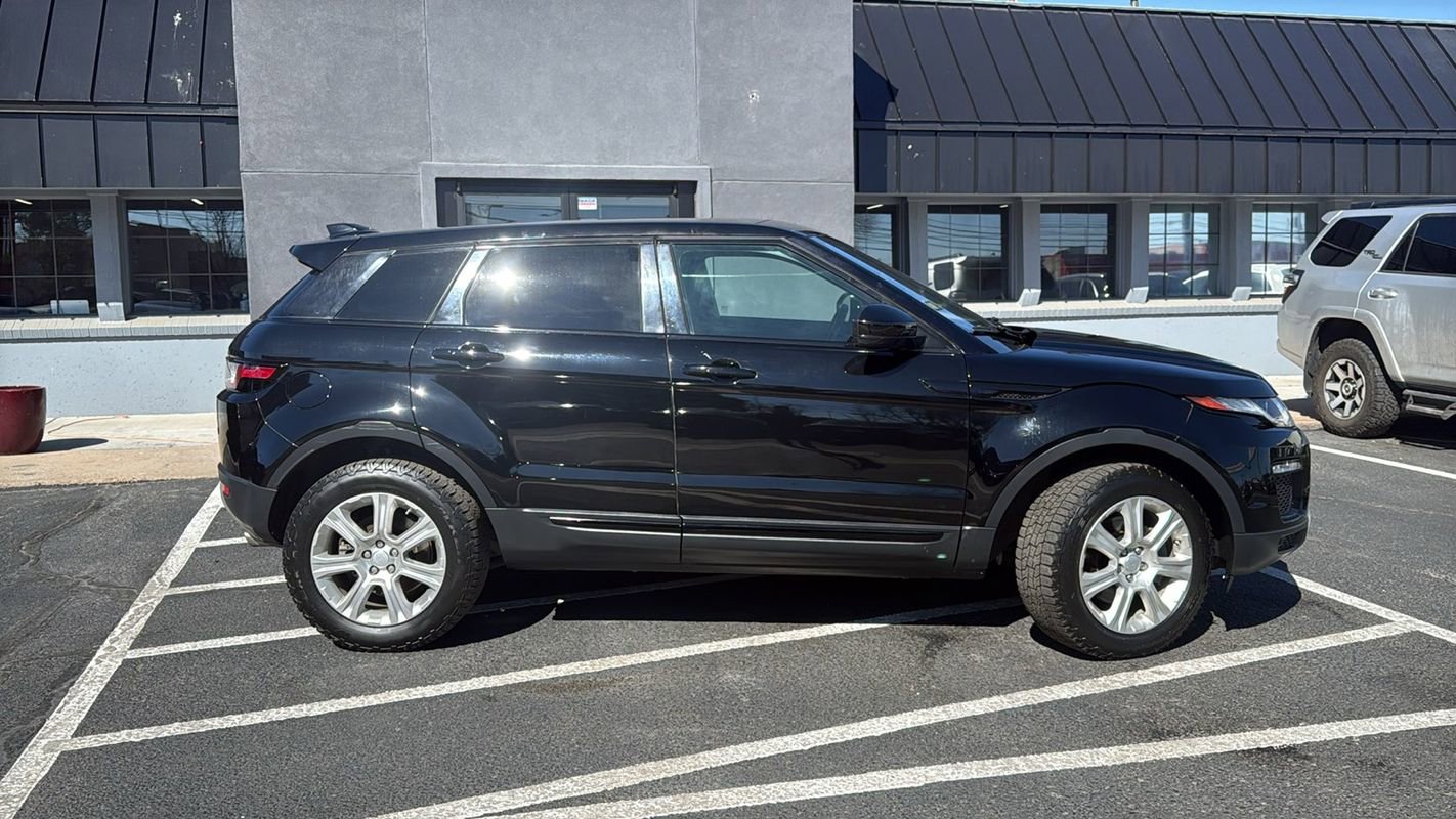 Used 2019 Land Rover Range Rover Evoque SE Premium image 2