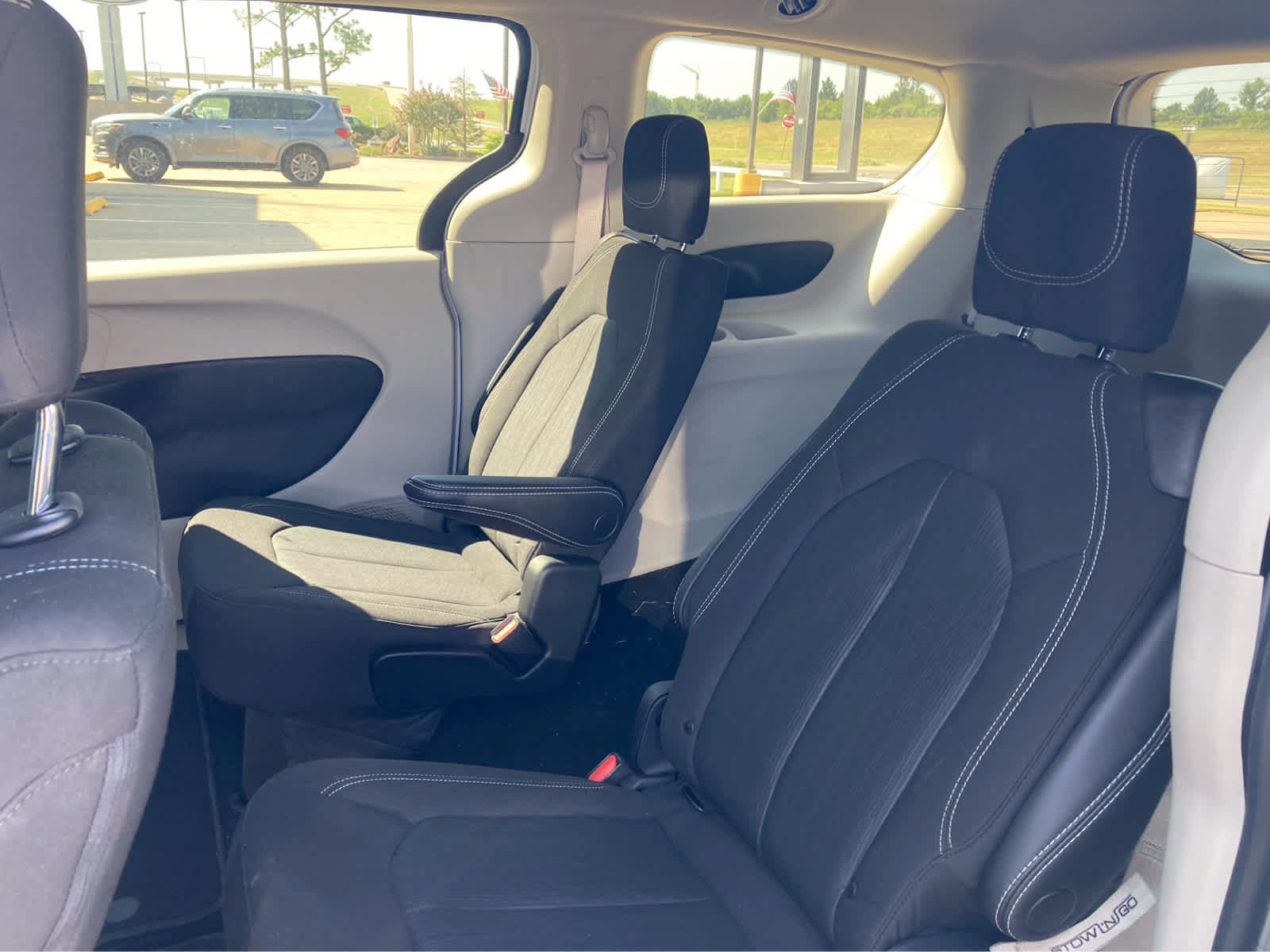 Used 2022 Chrysler Voyager LX FWD image 4