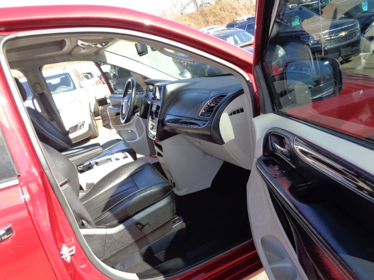 Used 2016 Chrysler Town & Country Touring-L image 42