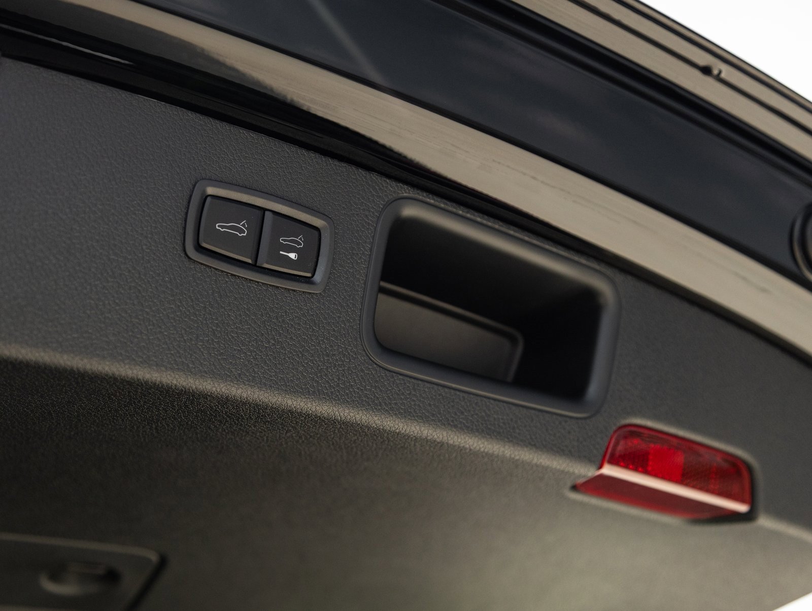 Used 2025 Porsche Macan image 31