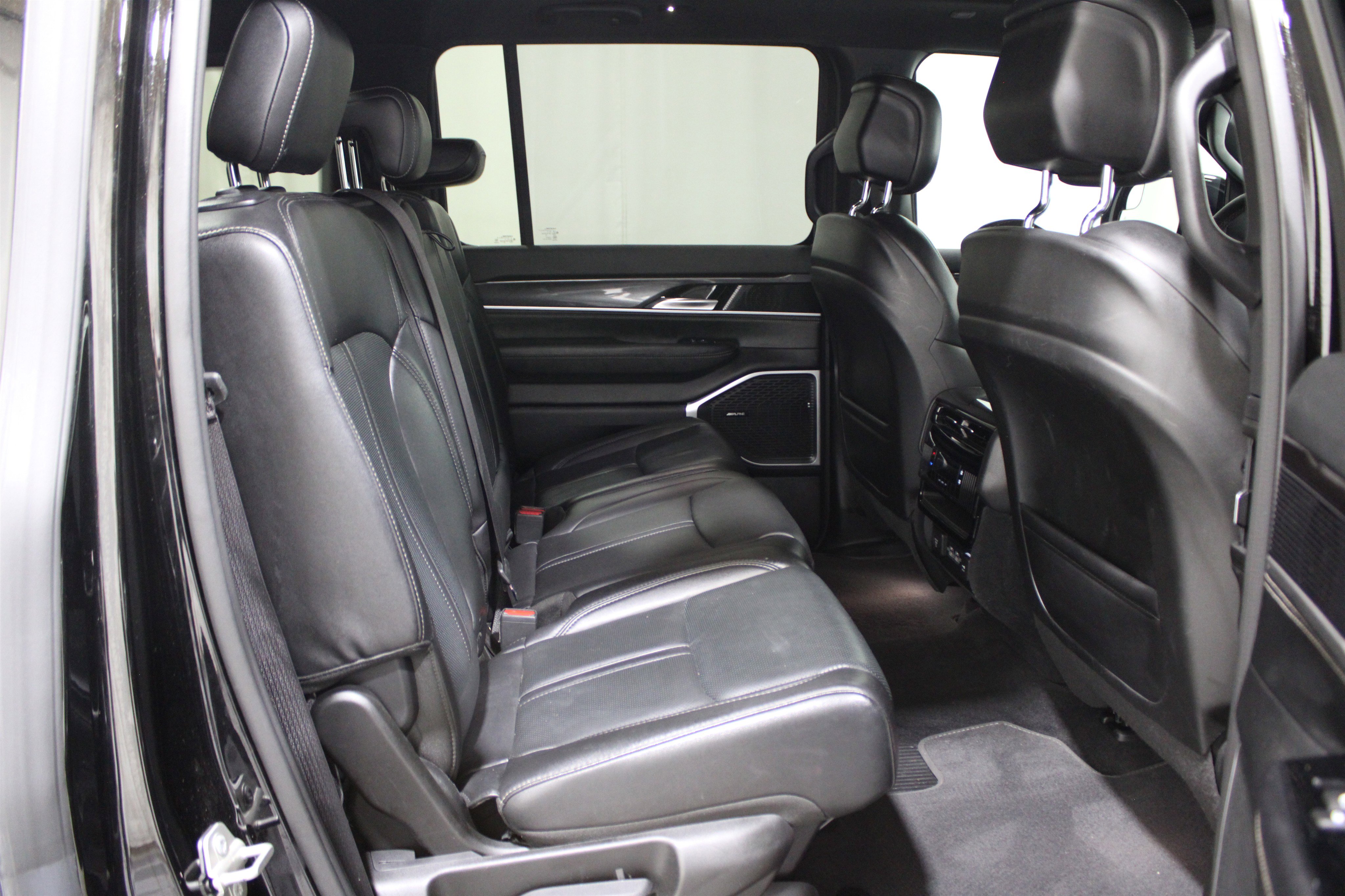 Used 2023 Jeep Wagoneer 4WD w/ Premium Group I image 31