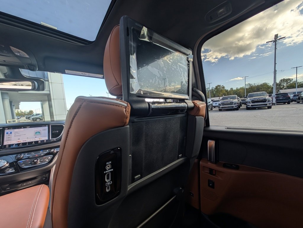 New 2026 Chrysler Pacifica Pinnacle image 16