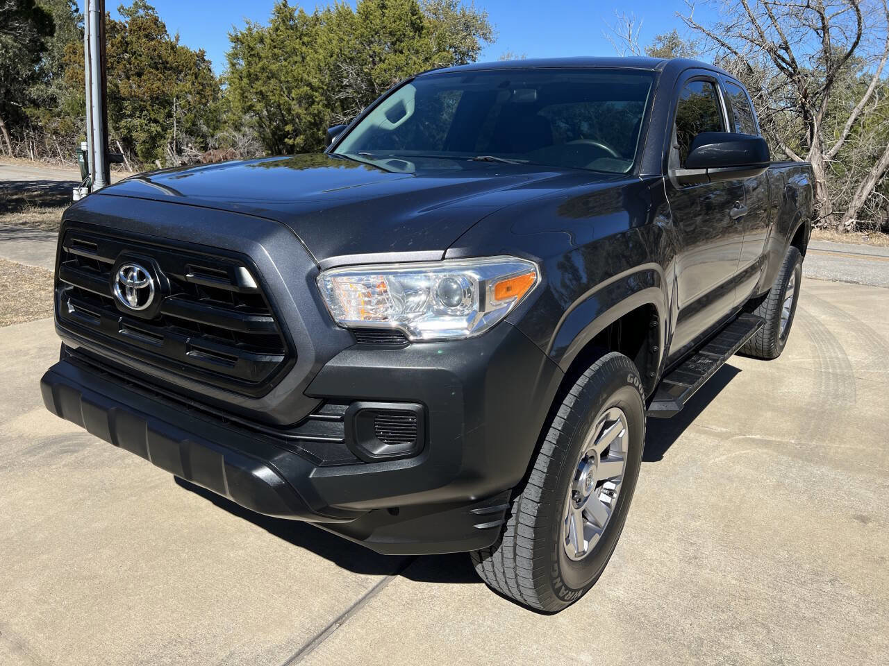 Used 2017 Toyota Tacoma SR image 4