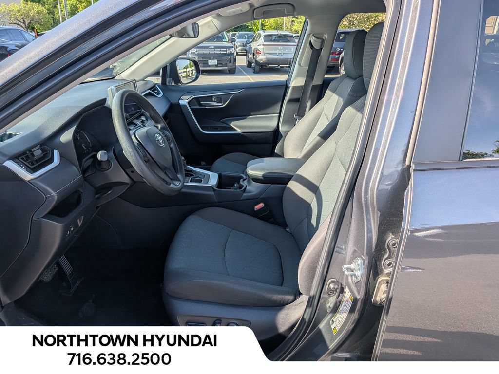 Used 2025 Toyota RAV4 XLE AWD/4WD image 9