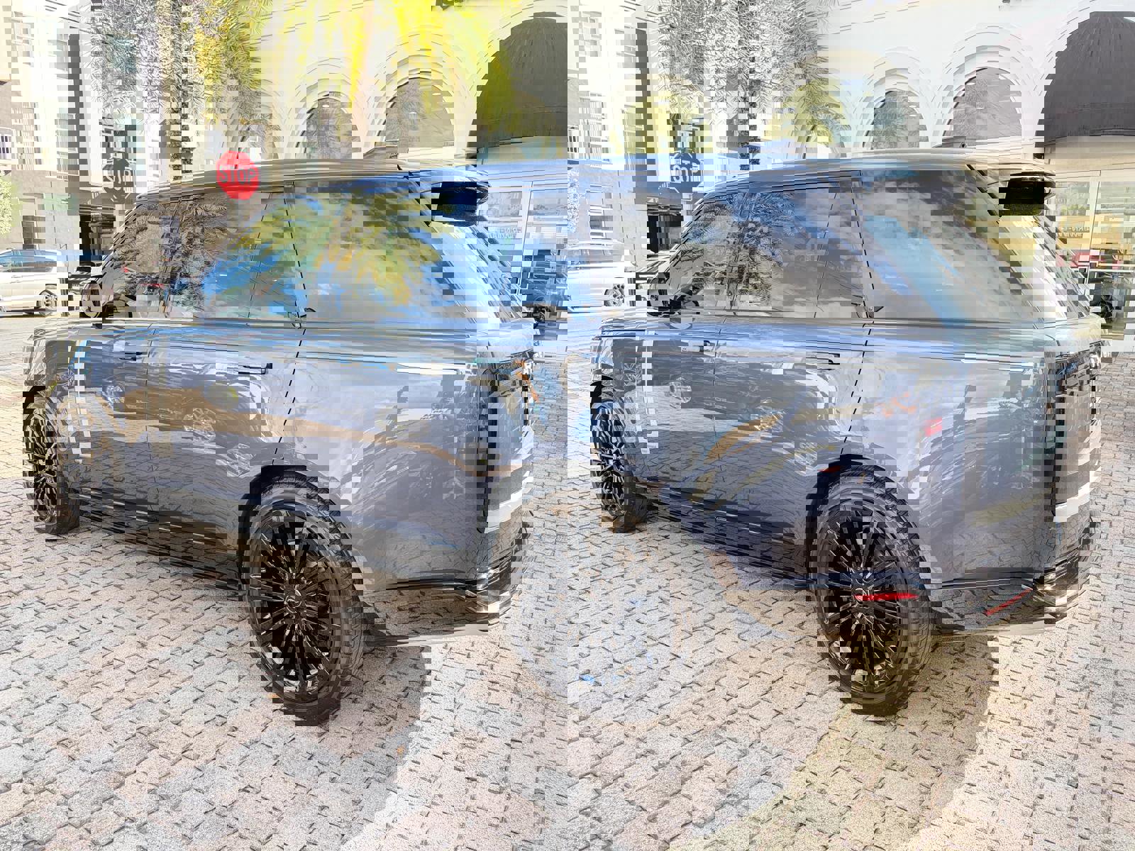 Used 2024 Land Rover Range Rover Long Wheelbase Autobiography image 16