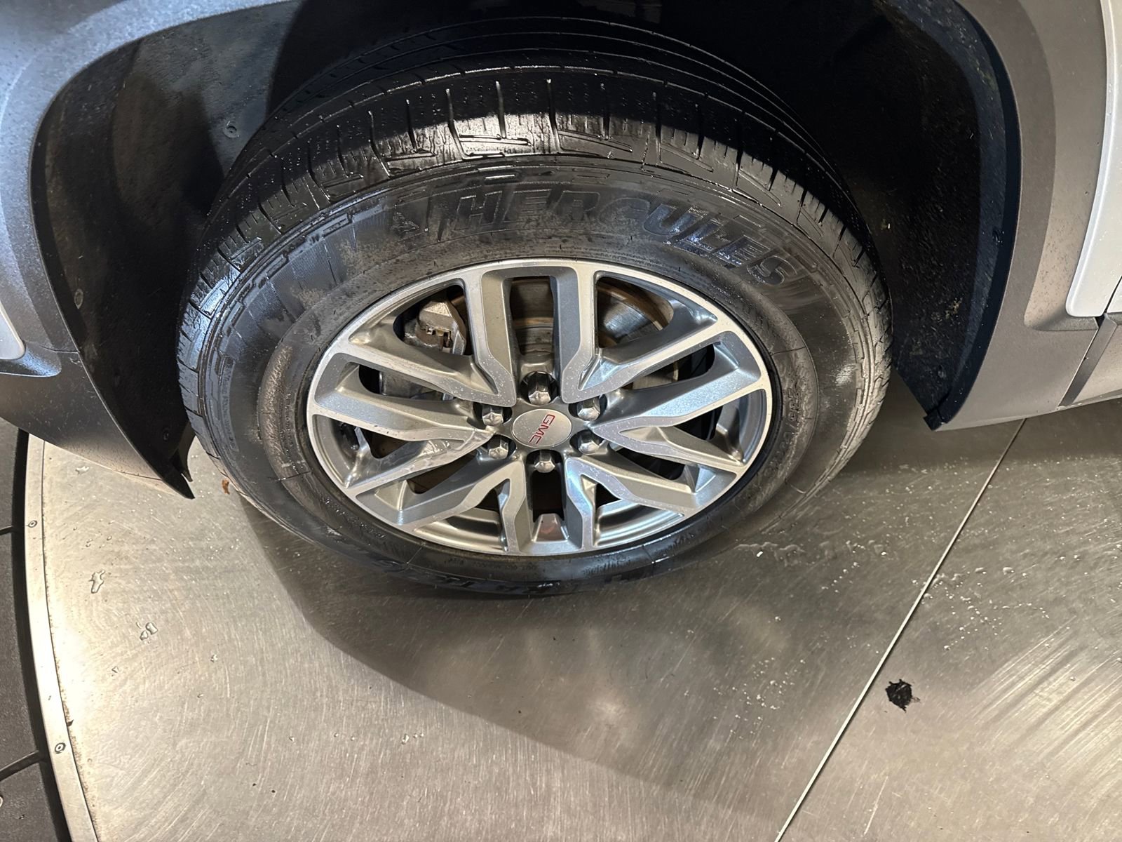 Used 2019 GMC Acadia SLE image 2